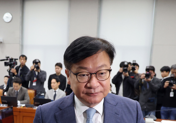 운영위 전체회의 이석하는 정점식 원내대표