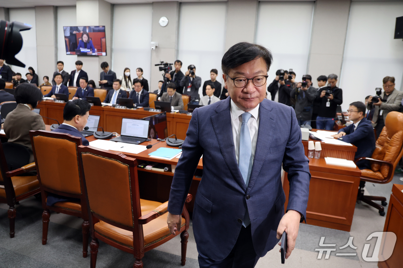 (서울=뉴스1) 황기선 기자 = 정점식 국민의힘 원내대표가 21일 오전 서울 여의도 국회 운영위원회 전체회의에서 이석하고 있다.  2026.10.21/뉴스1
