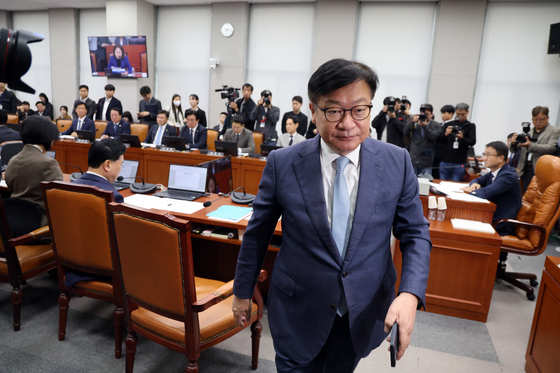 국회 운영위에서 악수 나누는 與野 원내대표