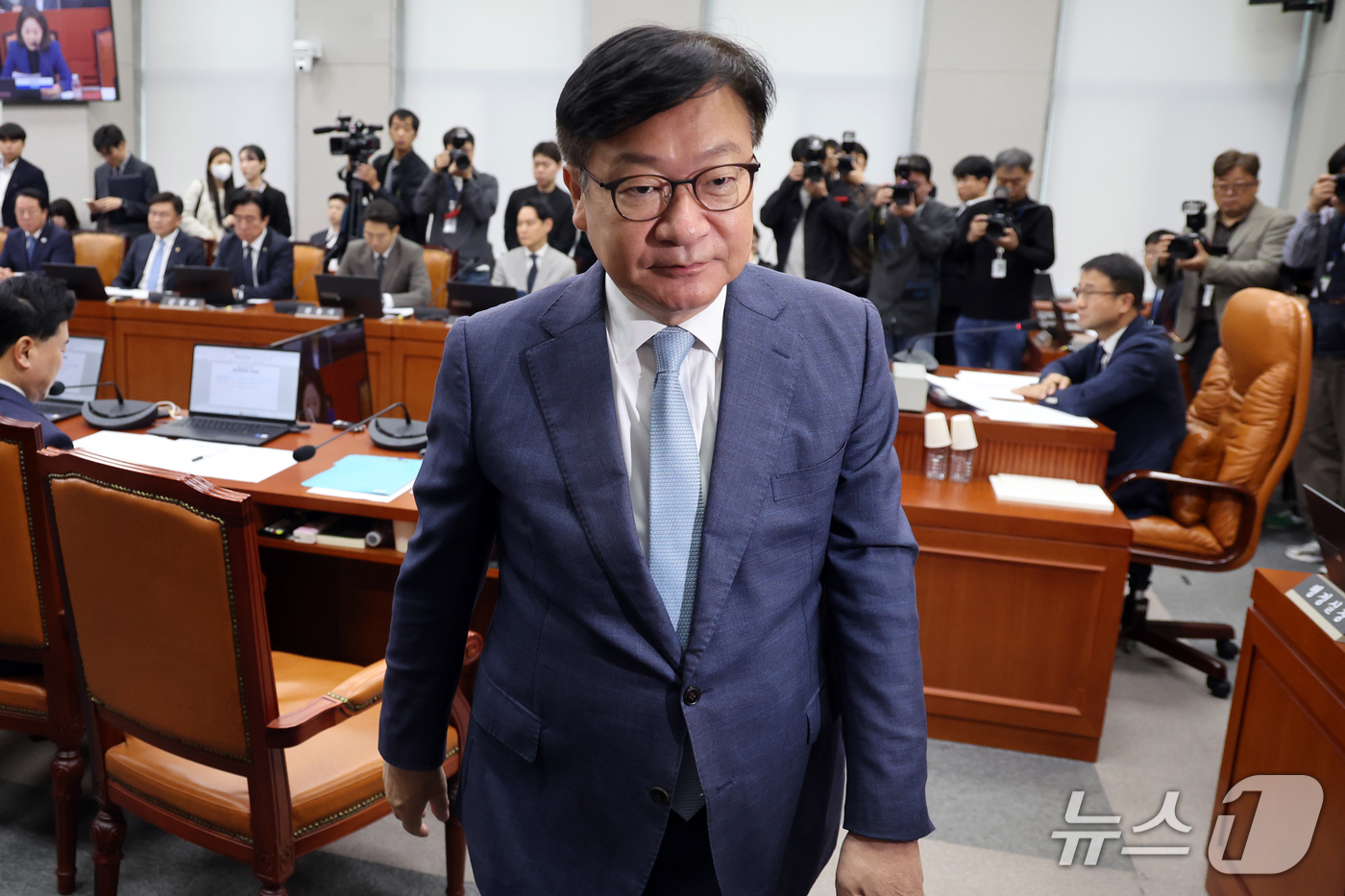 (서울=뉴스1) 황기선 기자 = 정점식 국민의힘 원내대표가 21일 오전 서울 여의도 국회 운영위원회 전체회의에서 이석하고 있다.  2026.10.21/뉴스1