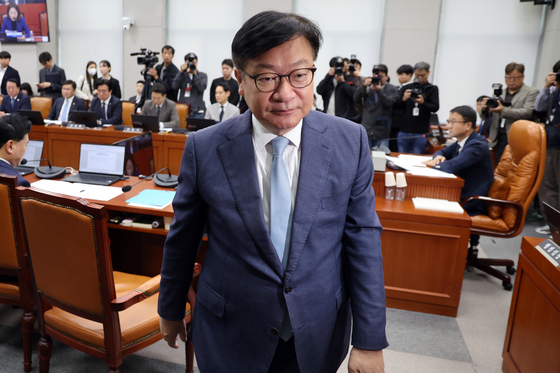 운영위 이석하는 정점식 원내대표