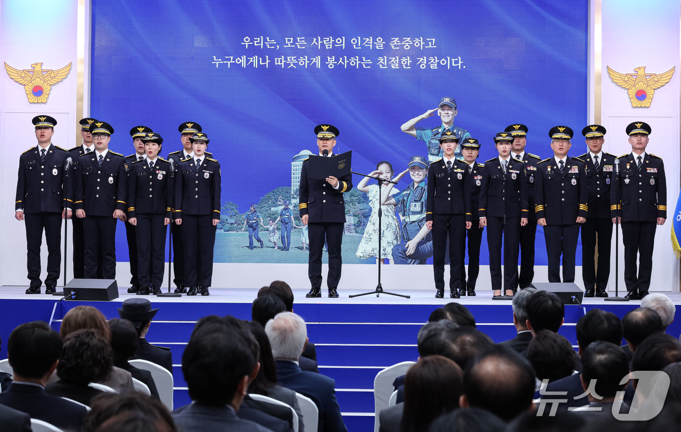 (서울=뉴스1) 이재명 기자 = 김종철 경찰청장 직무대행이 21일 서울 서대문구 경찰청에서 열린 제81주년 경찰의 날 기념식에서 경찰헌장을 낭독하고 있다. (청와대통신사진기자단) …