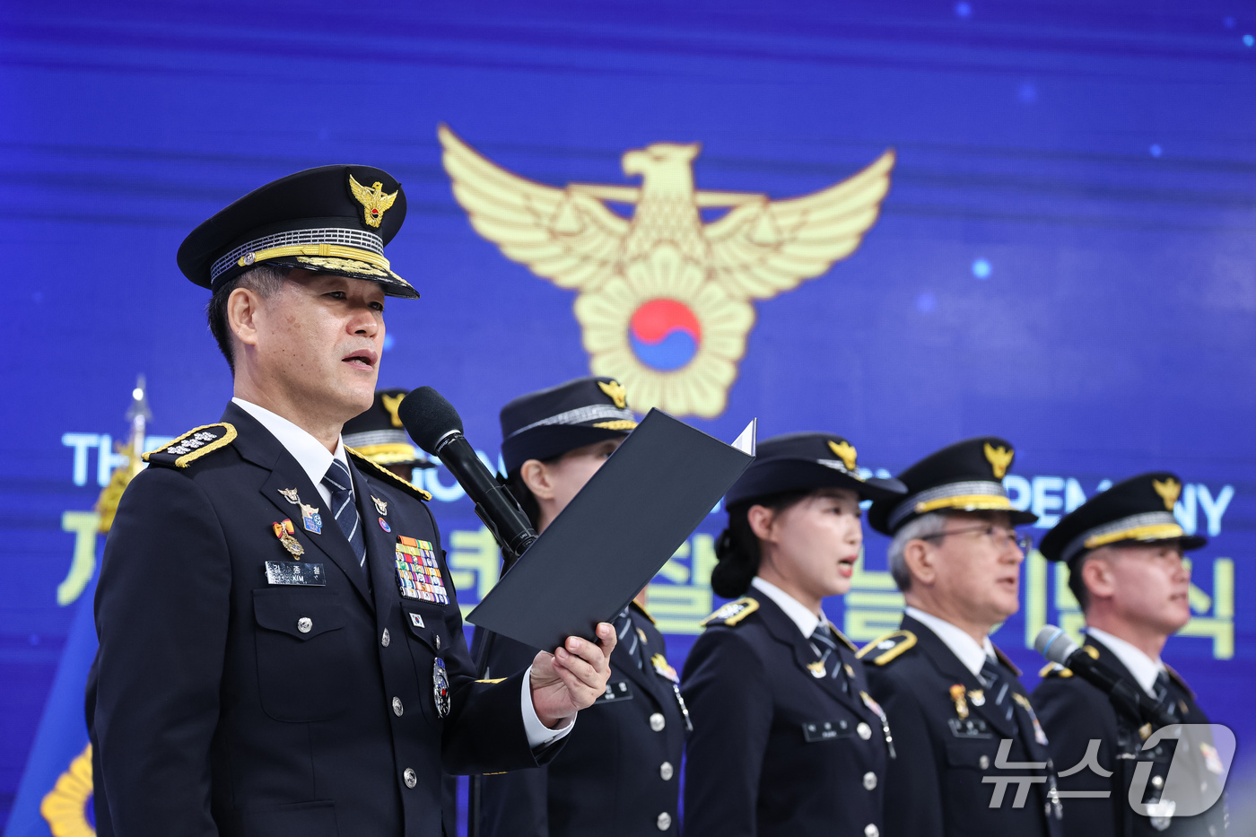 (서울=뉴스1) 이재명 기자 = 김종철 경찰청장 직무대행이 21일 서울 서대문구 경찰청에서 열린 제81주년 경찰의 날 기념식에서 경찰헌장을 낭독하고 있다. (청와대통신사진기자단) …