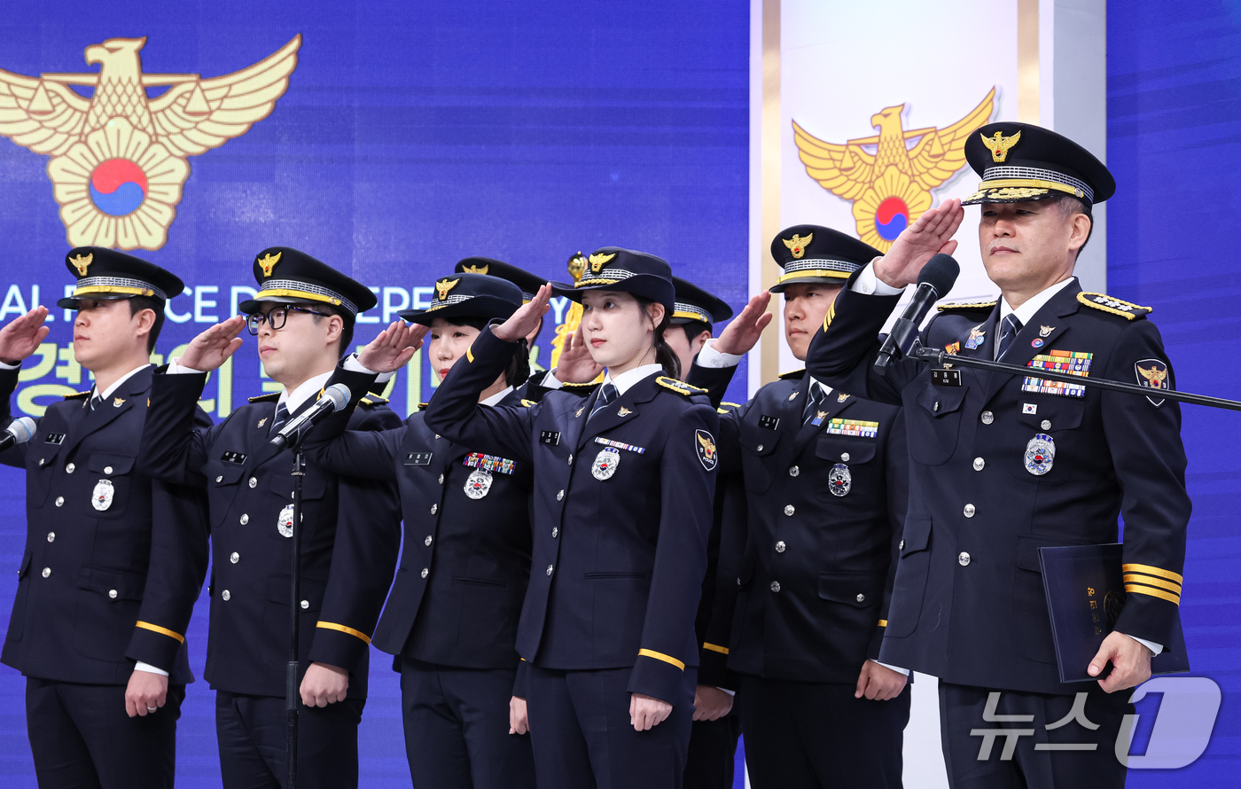 (서울=뉴스1) 이재명 기자 = 김종철 경찰청장 직무대행이 21일 서울 서대문구 경찰청에서 열린 제81주년 경찰의 날 기념식에서 경찰헌장을 낭독한 후 경례를 하고 있다. (청와대통 …