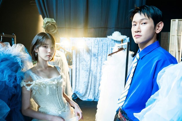 크러쉬, 아이유 치트키로 출격…차트 정상 정조준 [N이슈]