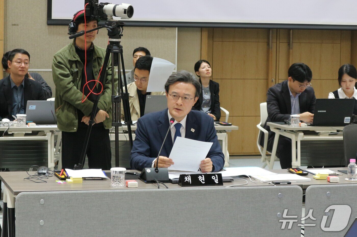 본문 이미지 - 21일 부산 연제구 부산시청에서 열린 행정안전위원회의 부산시청에 대한 국정감사에서 채현일 더불어민주당 의원(서울 영등포구갑)이 전재수 부산시장에게 질의를 하고 있다.2026.10.21 ⓒ 뉴스1 이주현 기자
