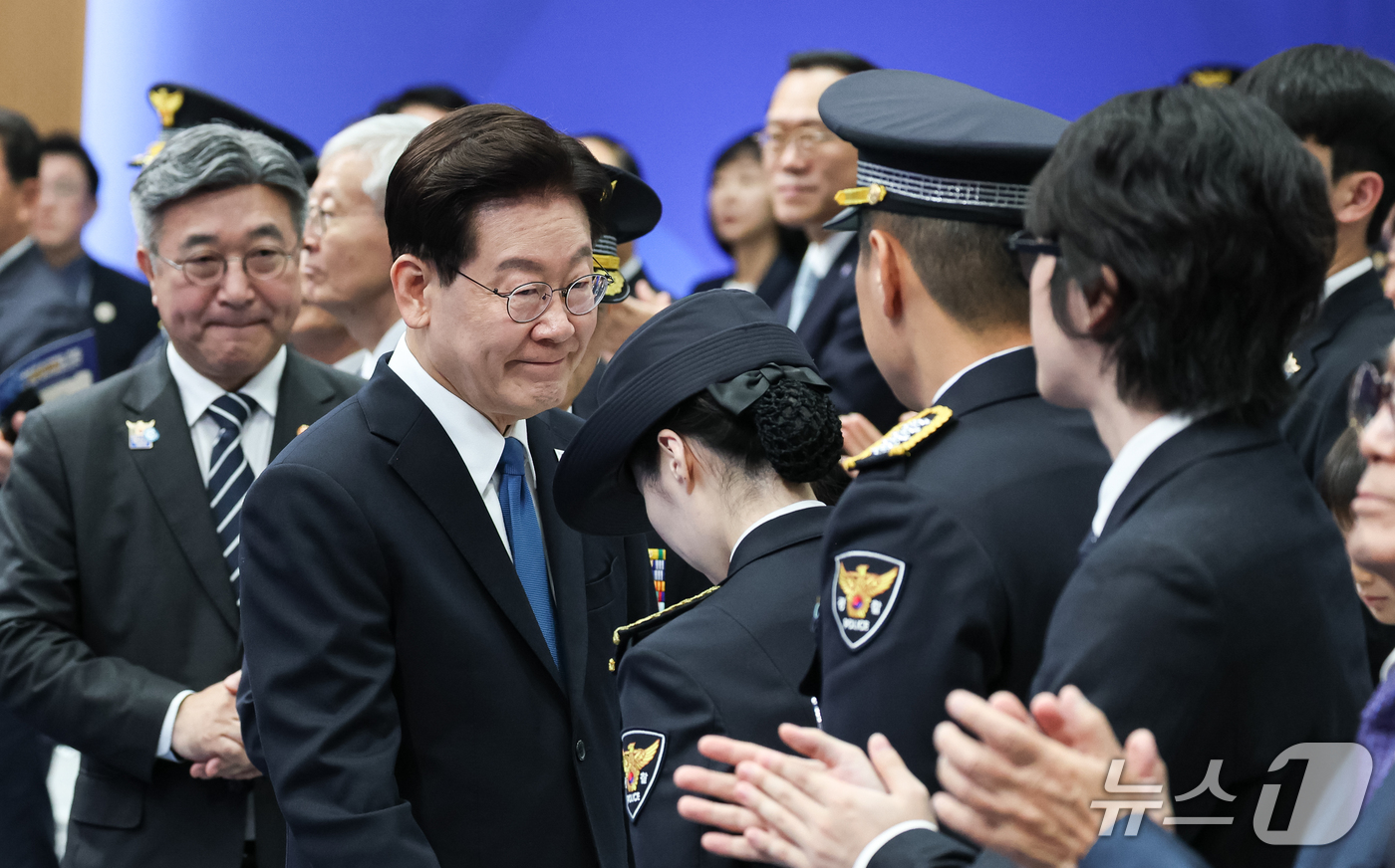 (서울=뉴스1) 이재명 기자 = 이재명 대통령이 21일 서울 서대문구 경찰청에서 열린 제81주년 경찰의 날 기념식에 참석해 있다.오른쪽은 올해의 경찰영웅 인증패를 수여 받은 경감 …