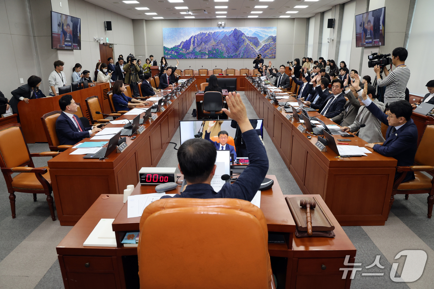 (서울=뉴스1) 황기선 기자 = 21일 오전 서울 여의도 국회 운영위원회 전체회의에서 대통령비서실 등에 대한 국정감사 증인·참고인 출석 요구 건 표결이 진행되고 있다. 이날 회의에 …
