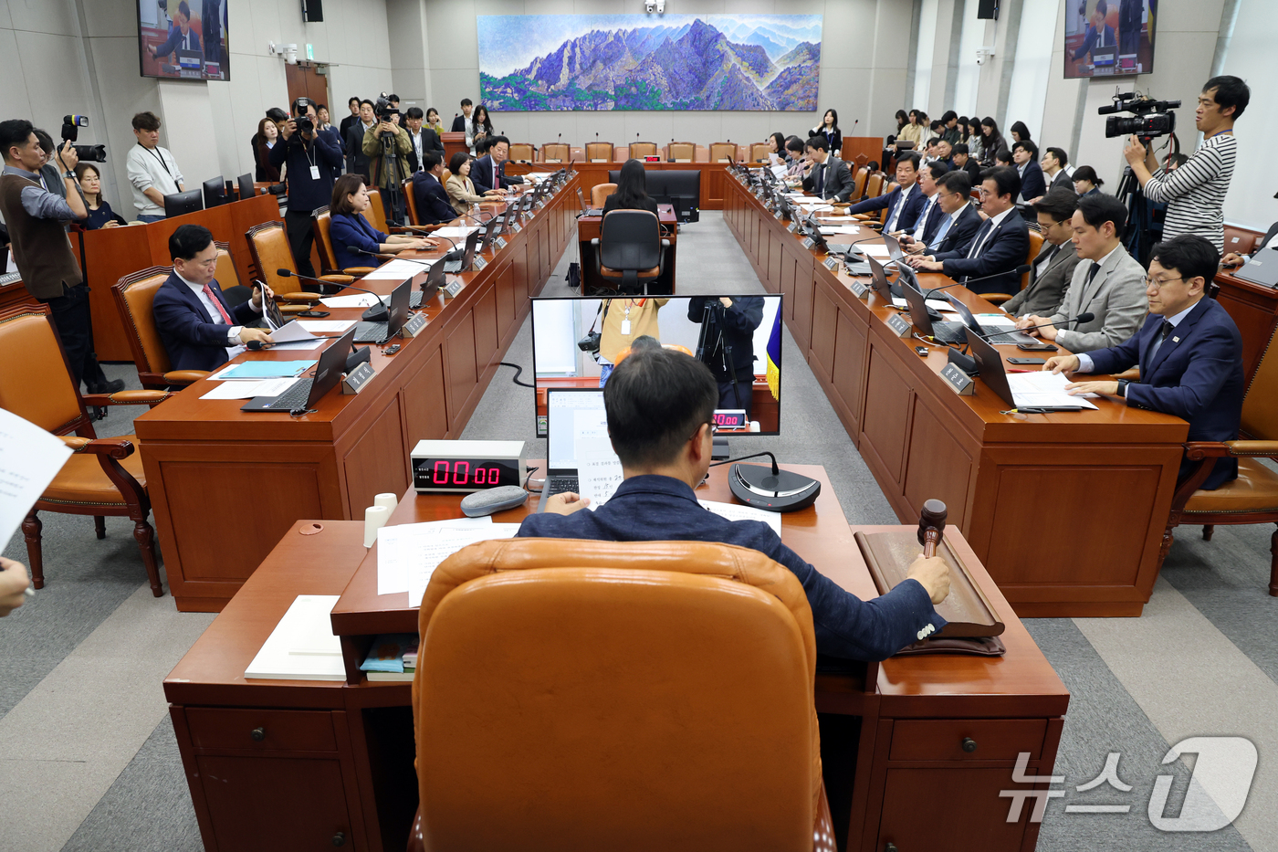 (서울=뉴스1) 황기선 기자 = 21일 오전 서울 여의도 국회 운영위원회 전체회의에서 대통령비서실 등에 대한 국정감사 증인·참고인 출석 요구 건이 의결되고 있다.이날 회의에서 야당 …