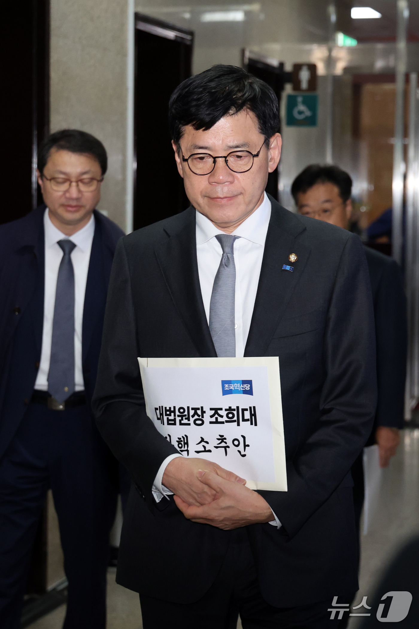 (서울=뉴스1) 황기선 기자 = 김준형 조국혁신당 원내대표가 21일 오전 서울 여의도 국회에서 더불어민주당 한병도 원내대표와 비공개 회동을 위해 발걸음을 옮기고 있다.김준형 혁신당 …