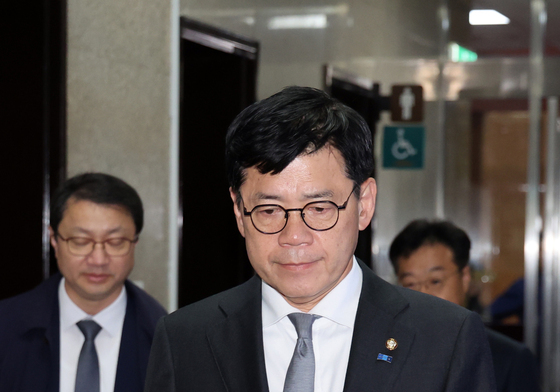 '대법원장 탄핵 촉구안' 들고 민주당 원내대표실 향하는 김준형 원내대표