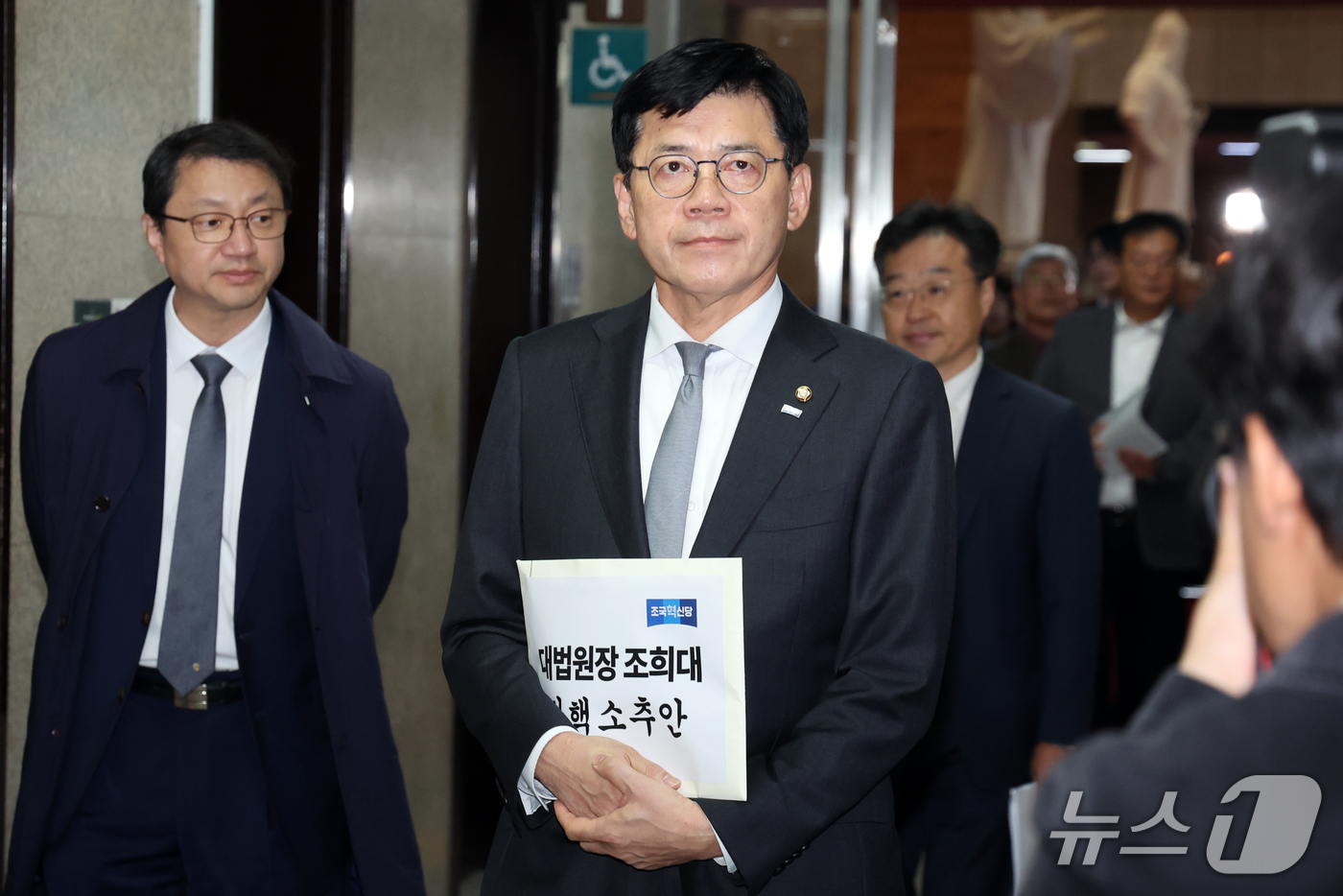 (서울=뉴스1) 황기선 기자 = 김준형 조국혁신당 원내대표가 21일 오전 서울 여의도 국회에서 더불어민주당 한병도 원내대표와 비공개 회동을 위해 발걸음을 옮기고 있다.이날 김준형 …