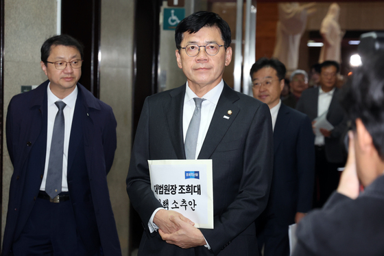 '대법원장 탄핵 촉구안' 들고 민주당 향하는 김준형 원내대표