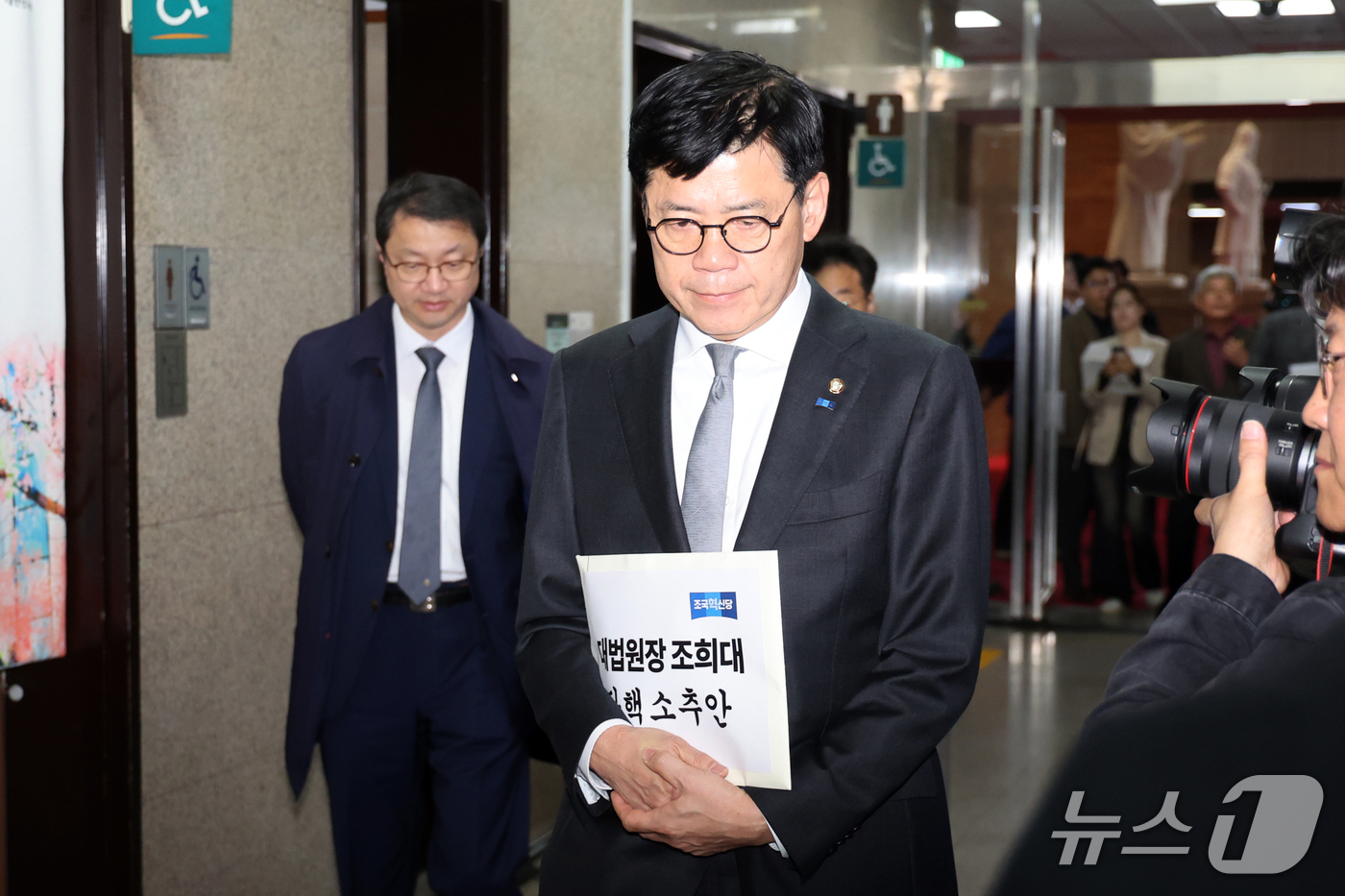 (서울=뉴스1) 황기선 기자 = 김준형 조국혁신당 원내대표가 21일 오전 서울 여의도 국회에서 더불어민주당 한병도 원내대표와 비공개 회동을 위해 발걸음을 옮기고 있다.김준형 혁신당 …