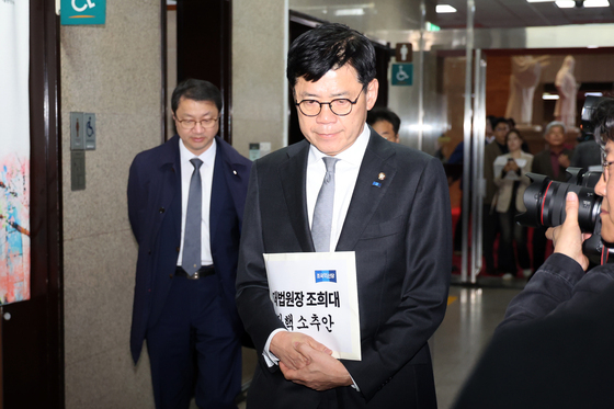 '대법원장 탄핵 촉구안' 들고 민주당 원내대표실 향하는 김준형 원내대표