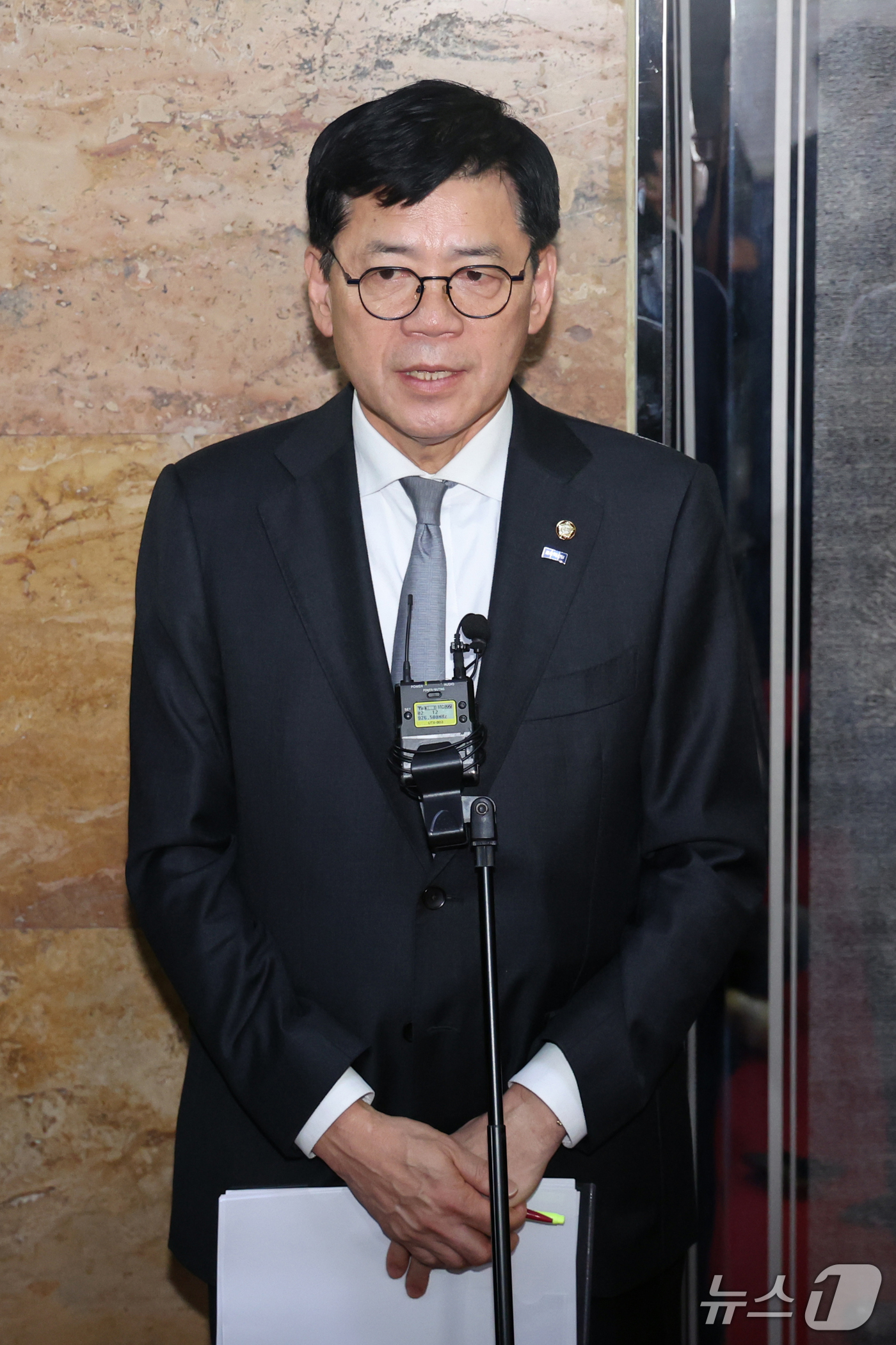 (서울=뉴스1) 황기선 기자 = 김준형 조국혁신당 원내대표가 21일 오전 서울 여의도 국회에서 더불어민주당 한병도 원내대표와 비공개 회동을 마치고 취재진 질문에 답하고 있다.김준형 …