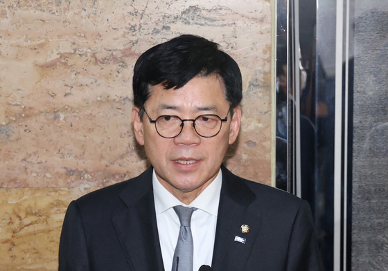 취재진 질문에 답하는 김준형 원내대표