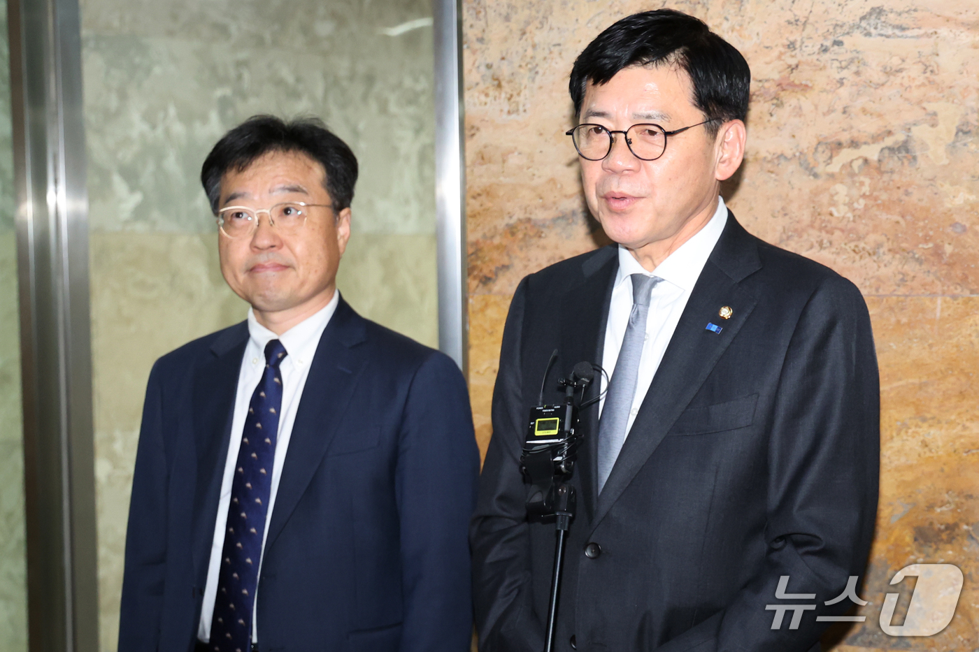 (서울=뉴스1) 황기선 기자 = 김준형 조국혁신당 원내대표가 21일 오전 서울 여의도 국회에서 더불어민주당 한병도 원내대표와 비공개 회동을 마치고 취재진 질문에 답하고 있다.김준형 …