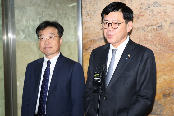 민주당에 '대법원장 탄핵 소추안' 전달한 김준형 원내대표