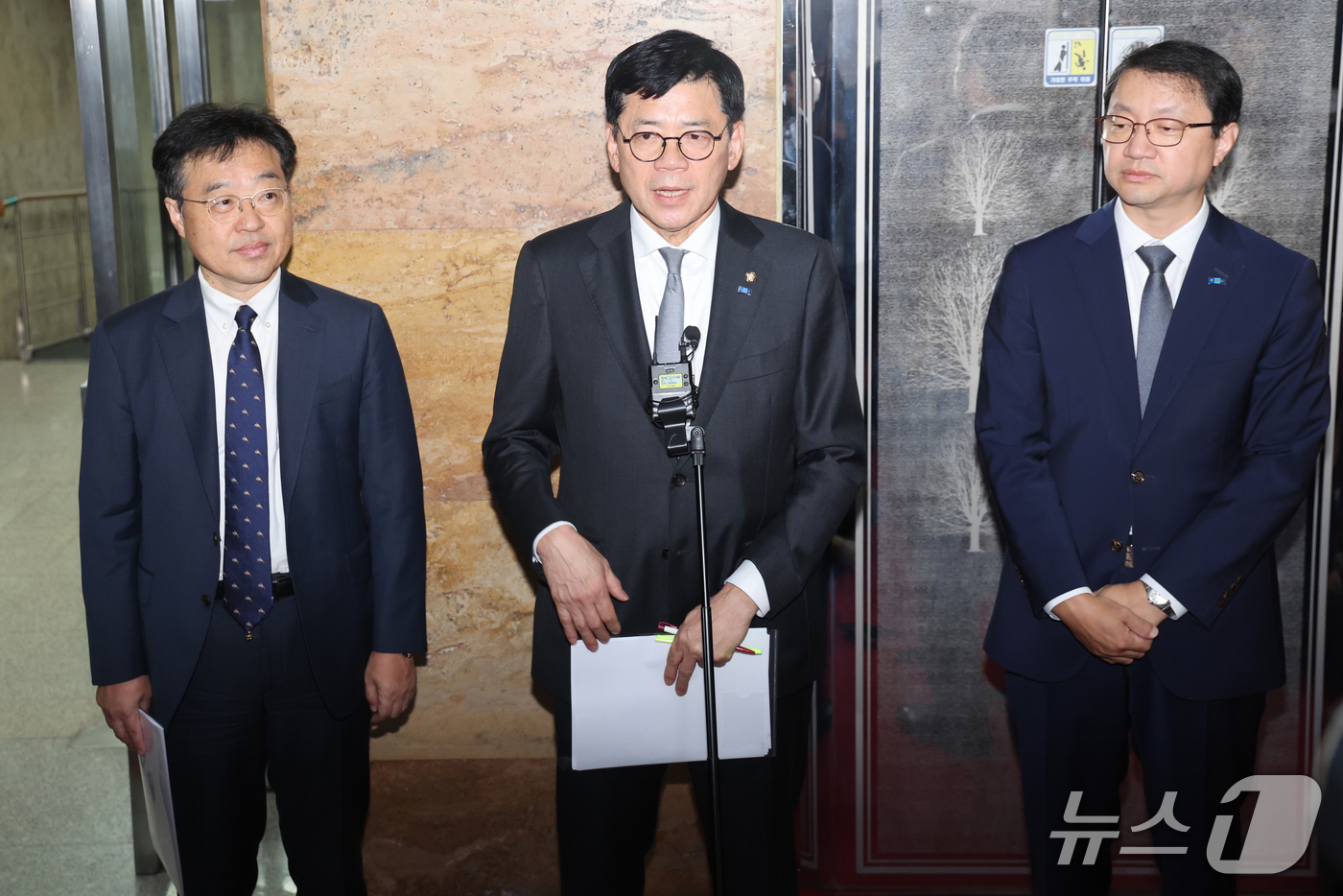 (서울=뉴스1) 황기선 기자 = 김준형 조국혁신당 원내대표가 21일 오전 서울 여의도 국회에서 더불어민주당 한병도 원내대표와 비공개 회동을 마치고 취재진 질문에 답하고 있다.김준형 …