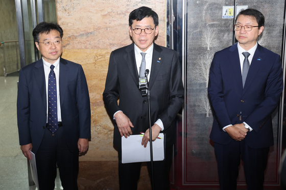 취재진 질문에 답하는 김준형 원내대표