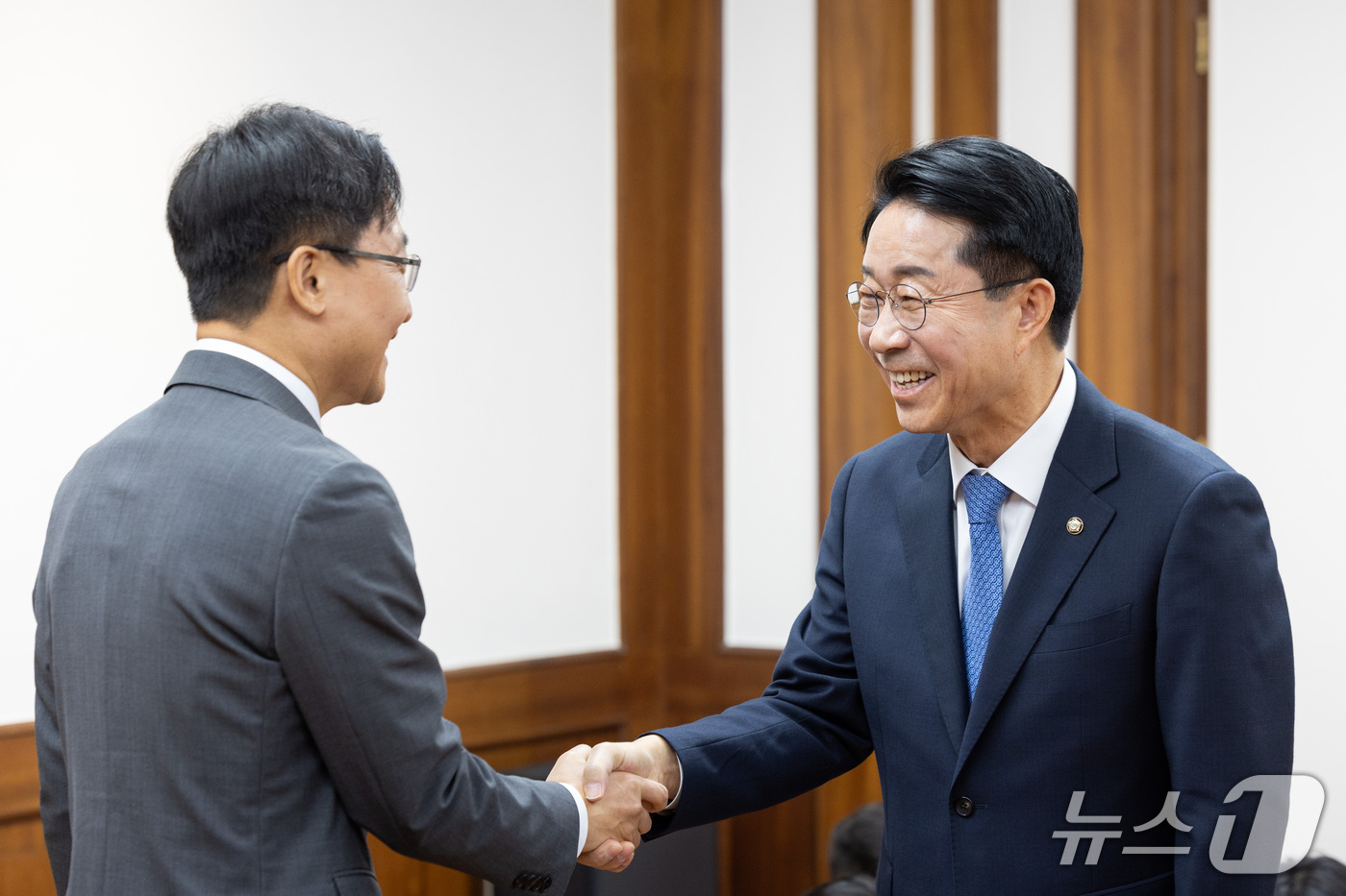 (서울=뉴스1) 황기선 기자 = 조정식 국회의장이 21일 서울 여의도 국회에서 임광현 대통령 비서실장과 악수하고 있다. (공동취재) 2026.10.21/뉴스1