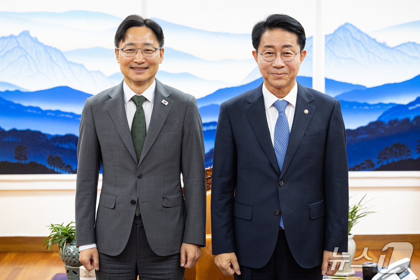 (서울=뉴스1) 황기선 기자 = 조정식 국회의장(오른쪽)과 임광현 신임 대통령 비서실장이 21일 서울 여의도 국회에서 만나 기념촬영을 하고 있다. (공동취재) 2026.10.21/ …