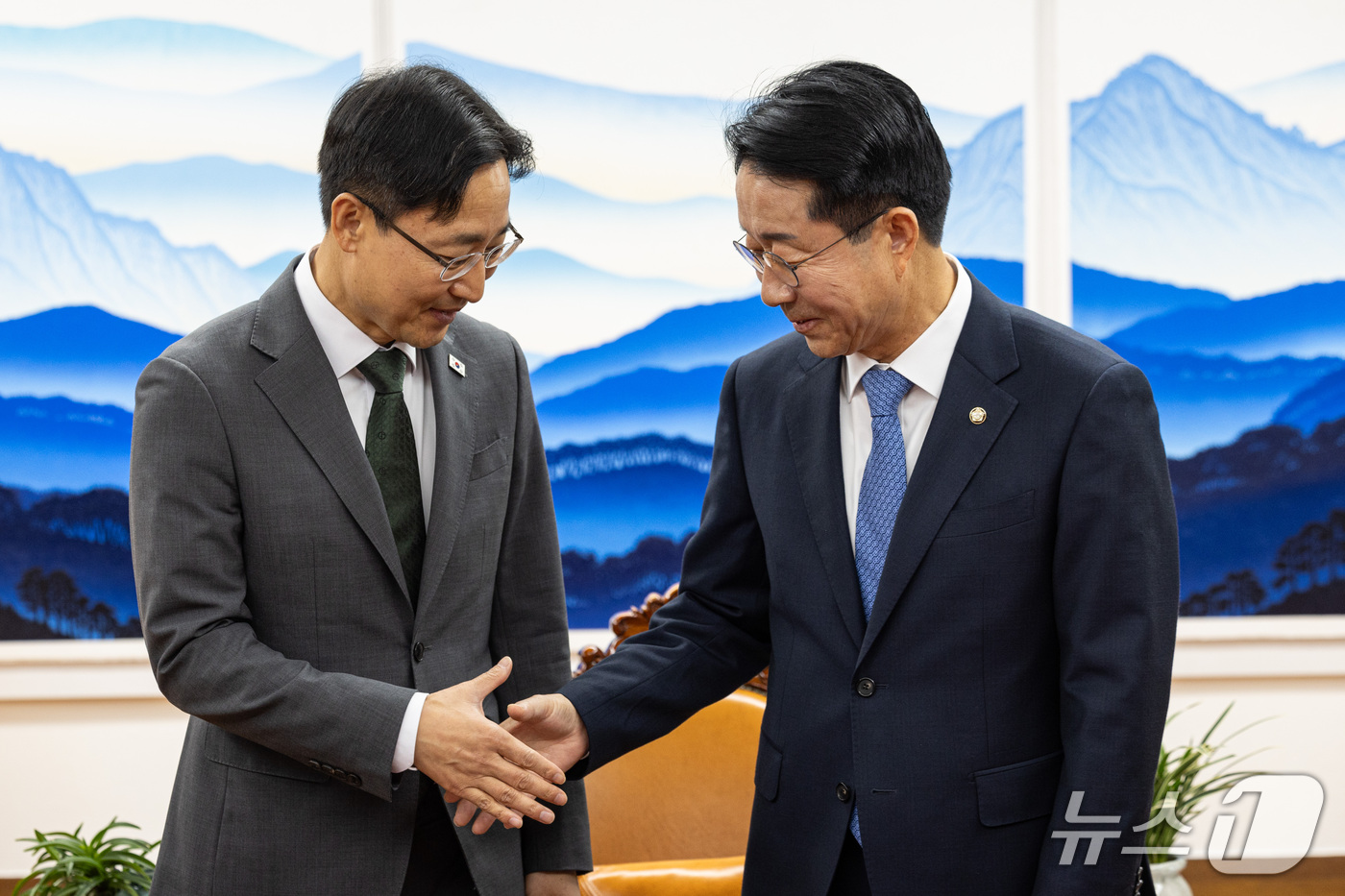 (서울=뉴스1) 황기선 기자 = 조정식 국회의장이 21일 서울 여의도 국회에서 임광현 대통령 비서실장과 만나 인사하고 있다. (공동취재) 2026.10.21/뉴스1
