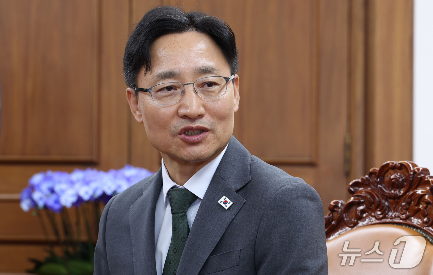 (서울=뉴스1) 황기선 기자 = 임광현 신임 대통령 비서실장이 21일 서울 여의도 국회를 방문, 조정식 국회의장을 예방하고 있다. (공동취재) 2026.10.21/뉴스1
