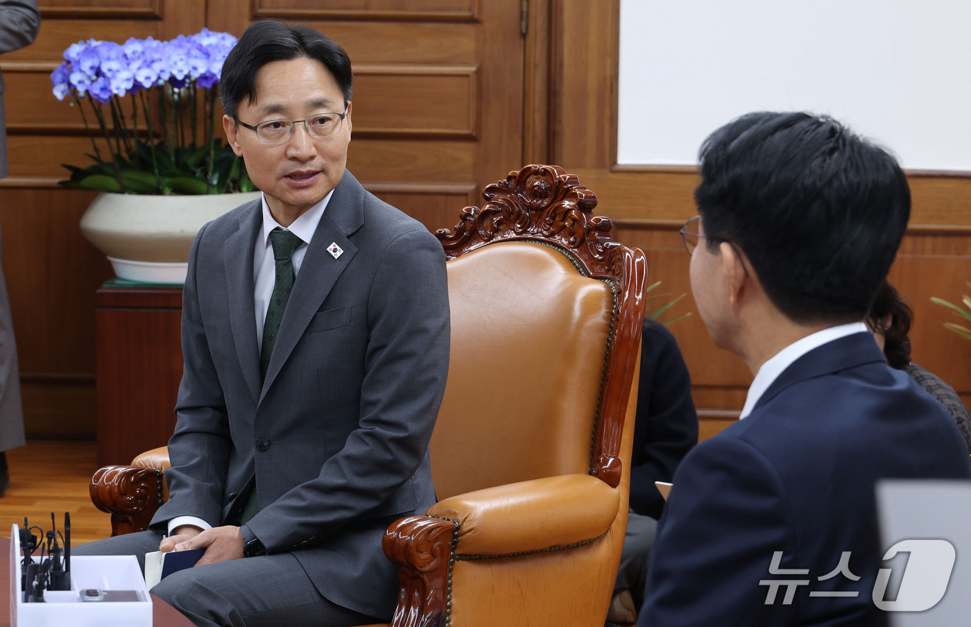 (서울=뉴스1) 황기선 기자 = 임광현 신임 대통령 비서실장이 21일 서울 여의도 국회를 방문, 조정식 국회의장을 예방하고 있다. (공동취재) 2026.10.21/뉴스1