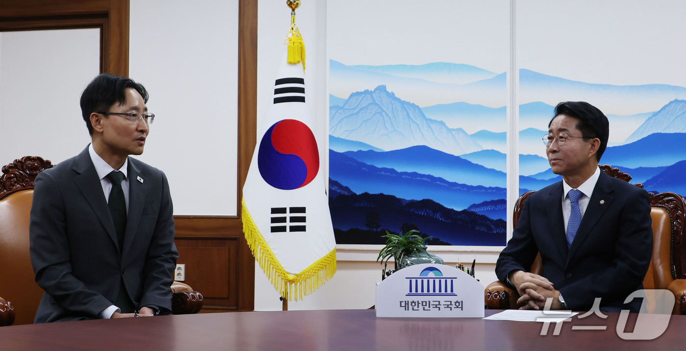 (서울=뉴스1) 황기선 기자 = 임광현 신임 대통령 비서실장이 21일 서울 여의도 국회를 방문, 조정식 국회의장을 예방하고 있다. (공동취재) 2026.10.21/뉴스1