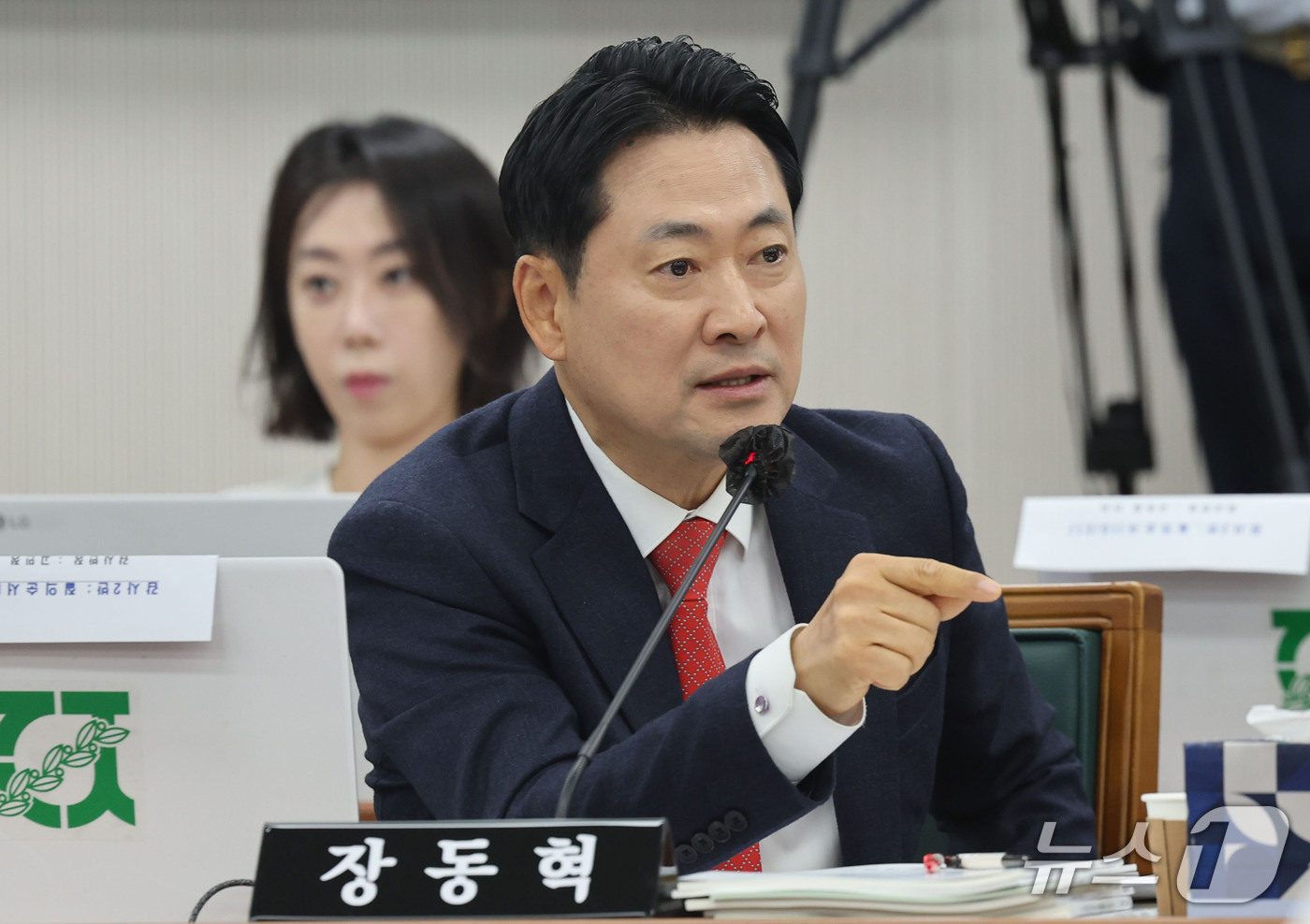 (광주=뉴스1) 박지현 기자 = 장동혁 국민의힘 대표가 21일 전남광주통합특별시 북구 용봉동 전남대학교에서 열린 교육위원회의 강원대·부산대·전남대·충남대·한국교통대·충북대·제주대· …