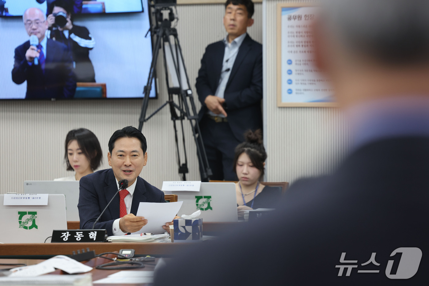 (광주=뉴스1) 박지현 기자 = 장동혁 국민의힘 대표가 21일 전남광주통합특별시 북구 용봉동 전남대학교에서 열린 교육위원회의 강원대·부산대·전남대·충남대·한국교통대·충북대·제주대· …