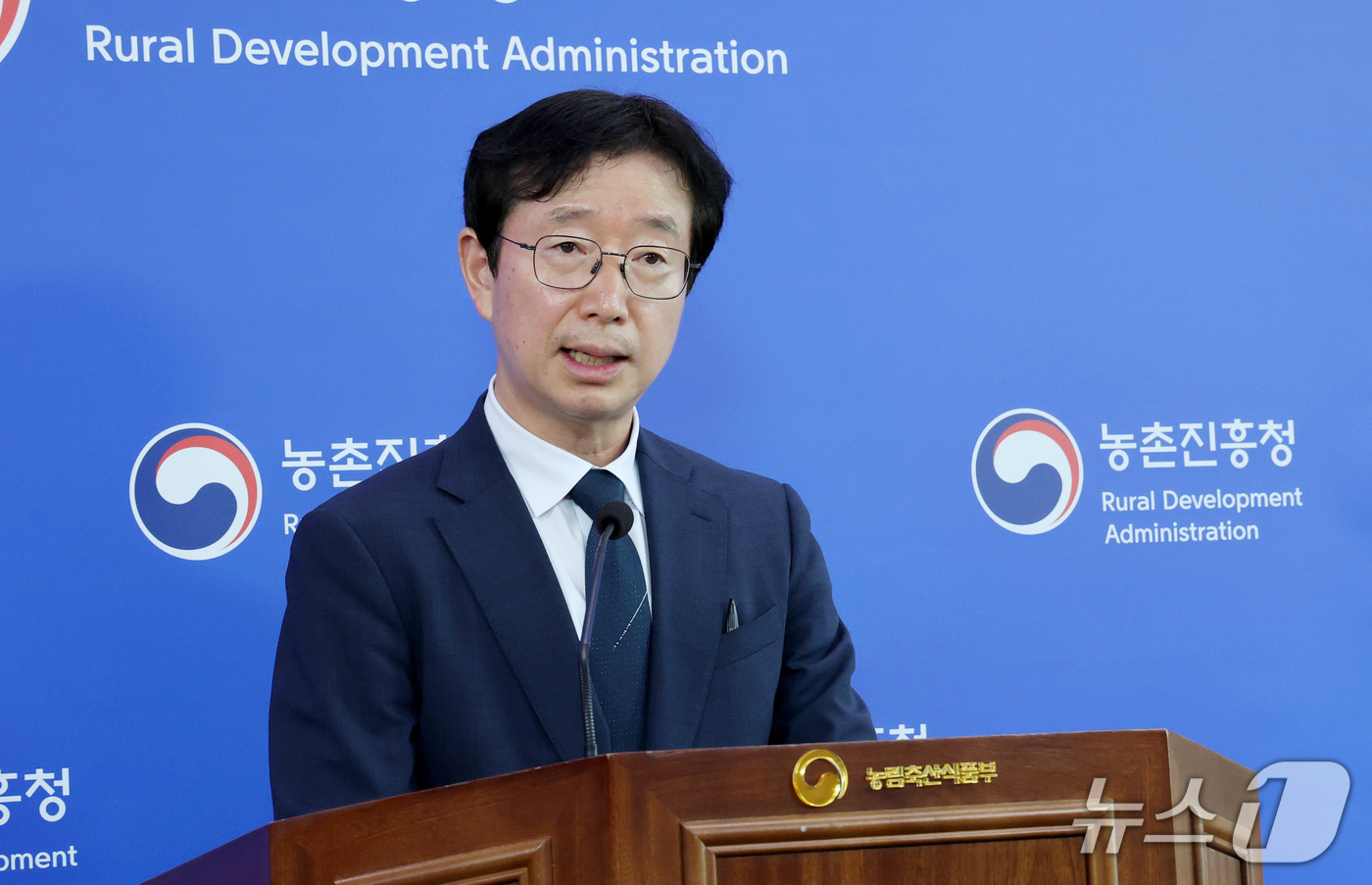 (세종=뉴스1) 김기남 기자 = 김대현 농림축산식품부 국립원예특작과학원장이 21일 세종시 정부세종청사 농림축산식품부에서 농산물 ‘품질백서’ 구축 내용을 발표하고 있다.농촌진흥청은 …