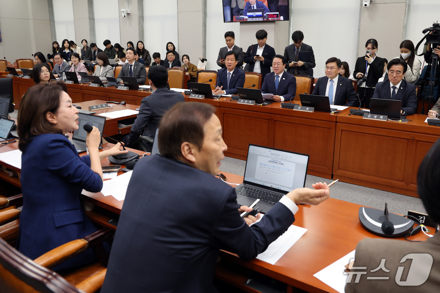 (서울=뉴스1) 황기선 기자 = 국회 운영위원회 여야 의원들이 21일 오전 서울 여의도 국회 운영위원회 전체회의에서 언쟁을 벌이고 있다.  2026.10.21/뉴스1