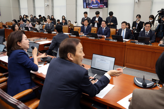 국회 운영위, 언쟁 벌이는 與野