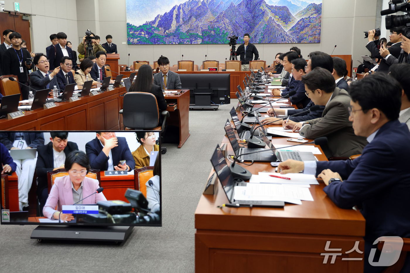 (서울=뉴스1) 황기선 기자 = 국회 운영위원회 여야 의원들이 21일 오전 서울 여의도 국회 운영위원회 전체회의에서 언쟁을 벌이고 있다.  2026.10.21/뉴스1