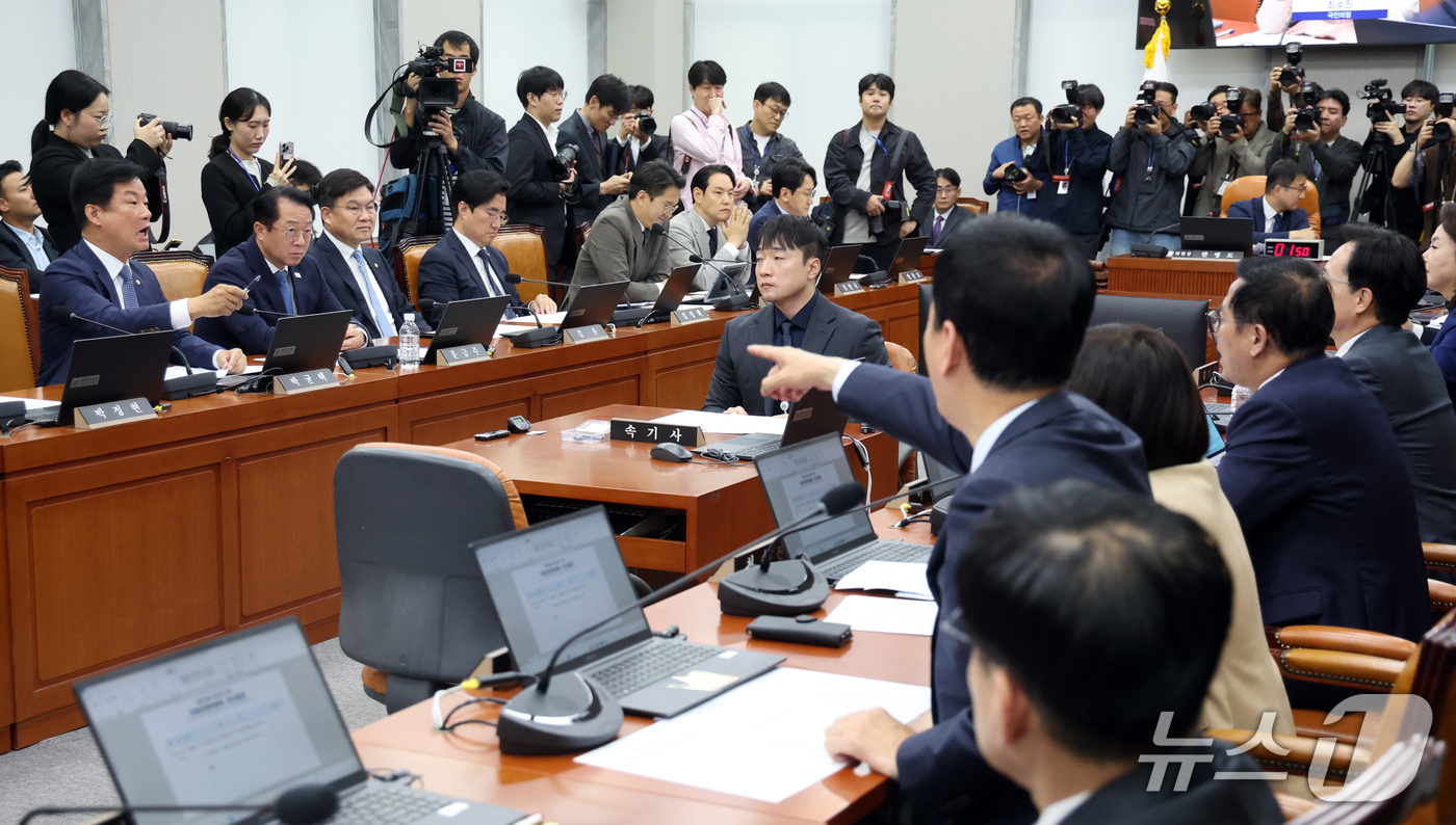 (서울=뉴스1) 황기선 기자 = 국회 운영위원회 여야 의원들이 21일 오전 서울 여의도 국회 운영위원회 전체회의에서 언쟁을 벌이고 있다.  2026.10.21/뉴스1