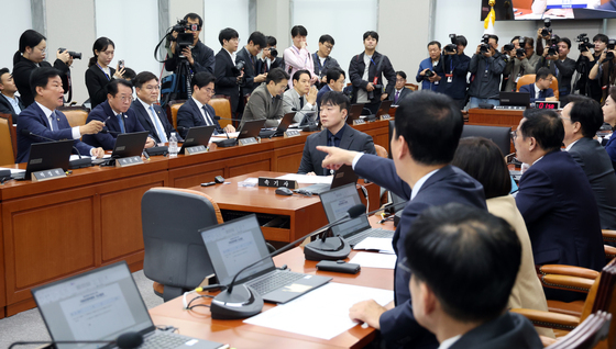 국회 운영위, 언쟁 벌이는 與野