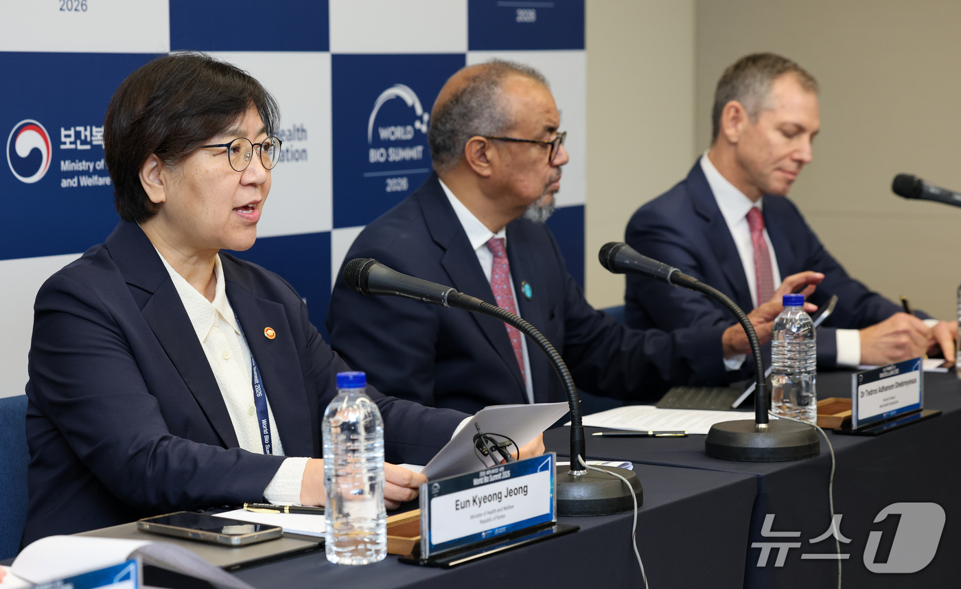 (서울=뉴스1) 안은나 기자 = 정은경 보건복지부 장관이 21일 서울 강서구 코엑스 마곡에서 2026 세계 바이오 서밋 현장 브리핑을 하고 있다. 왼쪽부터 정 장관, 테드로스 아드 …
