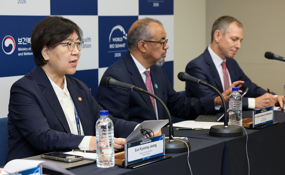 세계 바이오 서밋 현장브리핑하는 정은경 장관
