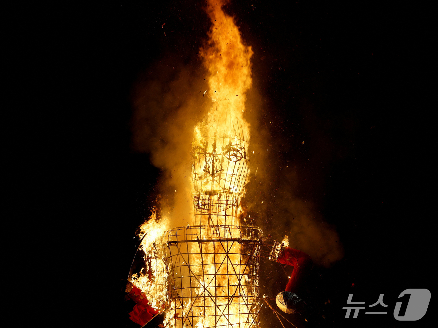 (아마다바드 로이터=뉴스1) 김범수 기자 = 20일(현지시간) 인도 아마다바드에서 열린 힌두교 축제 '두세라'에서 악마의 아들을 형상화한 인형이 불타고 있다. 두세라는 악에 대한 …