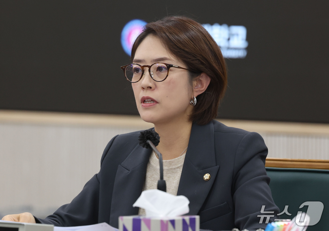 (광주=뉴스1) 박지현 기자 = 고민정 국회 교육위원회 감사반장이 21일 전남광주통합특별시 북구 용봉동 전남대학교에서 열린 교육위원회의 강원대·부산대·전남대·충남대·한국교통대·충북 …