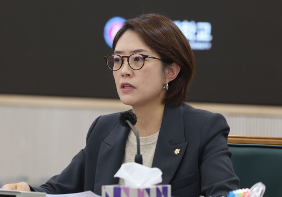 [국감] 고민정 감사반장, 비정규직 교원 질의