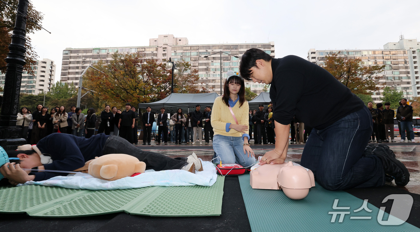 (서울=뉴스1) 박세연 기자 = 21일 오전 서울 송파구 롯데월드 어드벤처 앞에서 열린 '2026 롯데월드 소방경진대회'에 참가한 임직원들이 심폐소생술을 하고 있다.이번 소방경진대 …