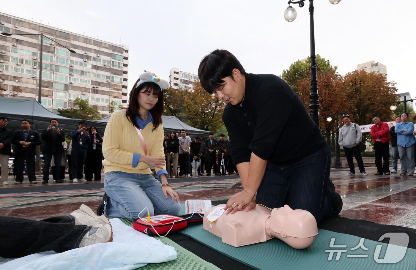 (서울=뉴스1) 박세연 기자 = 21일 오전 서울 송파구 롯데월드 어드벤처 앞에서 열린 '2026 롯데월드 소방경진대회'에 참가한 임직원들이 심폐소생술을 하고 있다.이번 소방경진대 …
