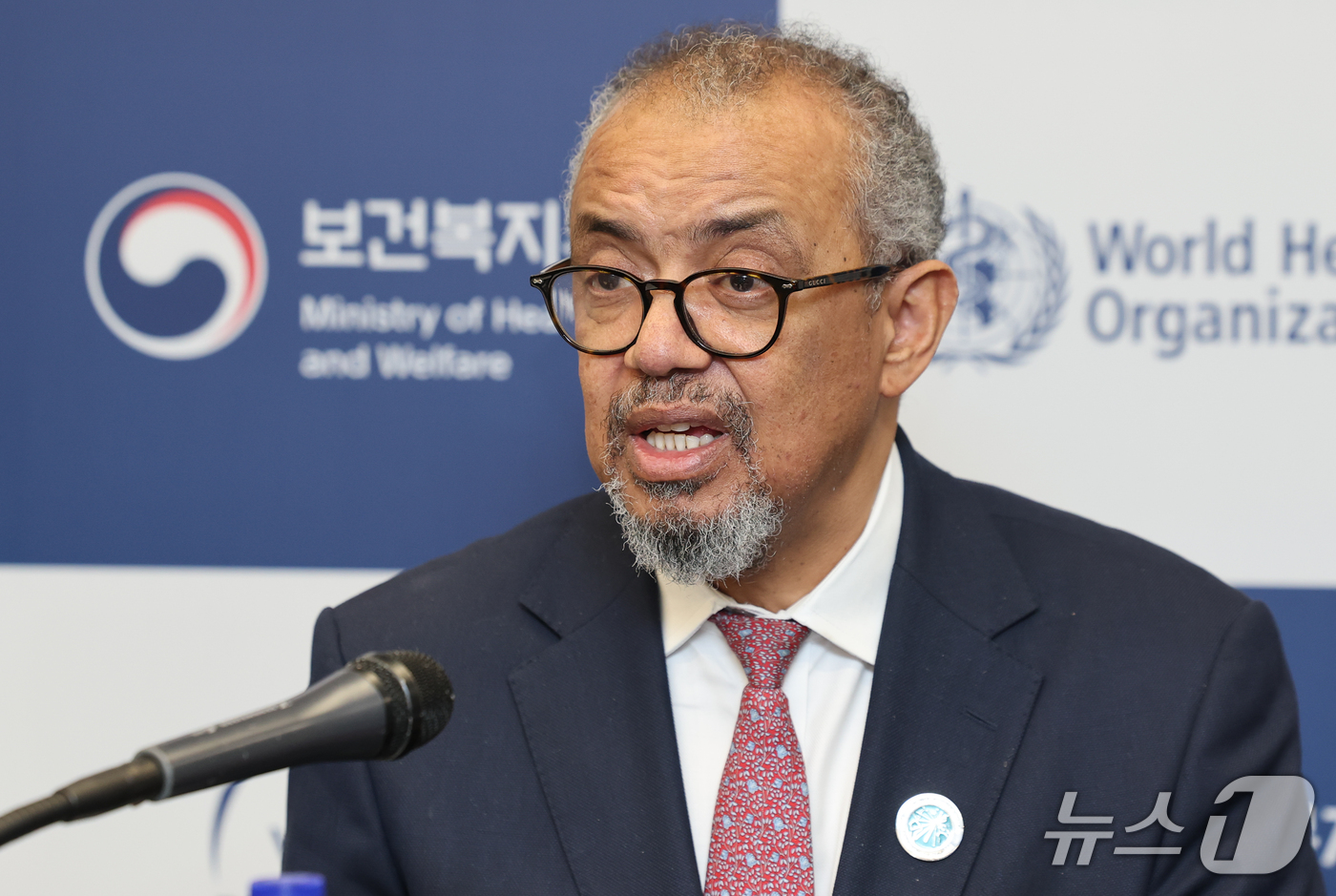 (서울=뉴스1) 안은나 기자 = 테드로스 아드하놈 게브레예수스 세계보건기구(WHO) 사무총장이 21일 서울 강서구 코엑스 마곡에서 2026 세계 바이오 서밋 현장 브리핑을 하고 있 …