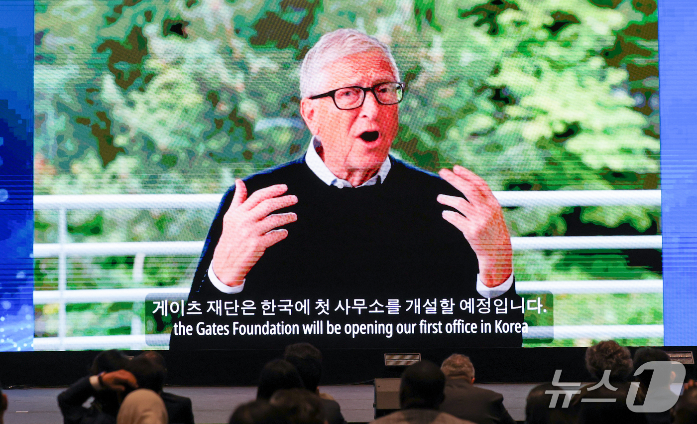 (서울=뉴스1) 안은나 기자 = 21일 서울 강서구 코엑스 마곡에서 열린 2026 세계 바이오 서밋 개회식에서 빌게이츠 게이츠재단 이사장의 영상 축사가 나오고 있다. 2026.10 …