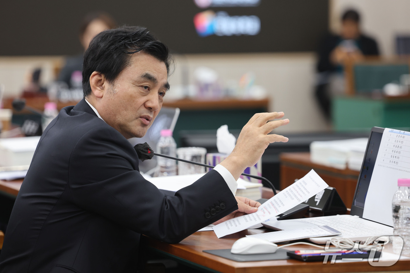 (광주=뉴스1) 박지현 기자 = 안규백 민주당 의원이 21일 전남광주통합특별시 북구 용봉동 전남대학교에서 열린 교육위원회의 강원대·부산대·전남대·충남대·한국교통대·충북대·제주대·전 …