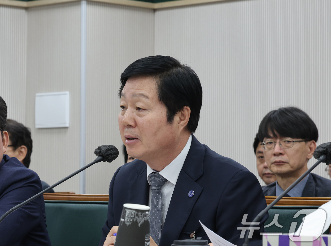 (광주=뉴스1) 박지현 기자 = 김정겸 충남대 총장이 21일 전남광주통합특별시 북구 용봉동 전남대학교에서 열린 교육위원회의 전남대·충남대·한국교통대·충북대·제주대·전북대·청주교육대 …